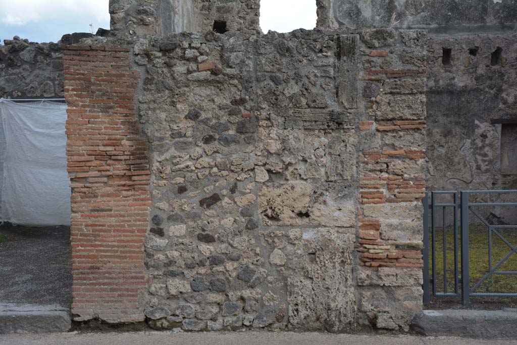 I.4.18 Pompeii. May 2019. Looking south to front façade between I.4.19, on left, and I.4.18, entrance doorway on right.
Foto Tobias Busen, ERC Grant 681269 DÉCOR.

