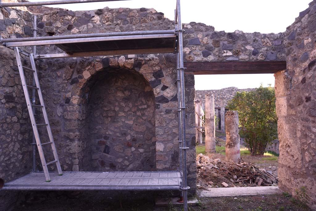 I.4.25/I.4.5 Pompeii. October 2019. Atriolo 43, looking east towards arched recess and doorway to Middle Peristyle 17.
Foto Tobias Busen, ERC Grant 681269 DCOR.
