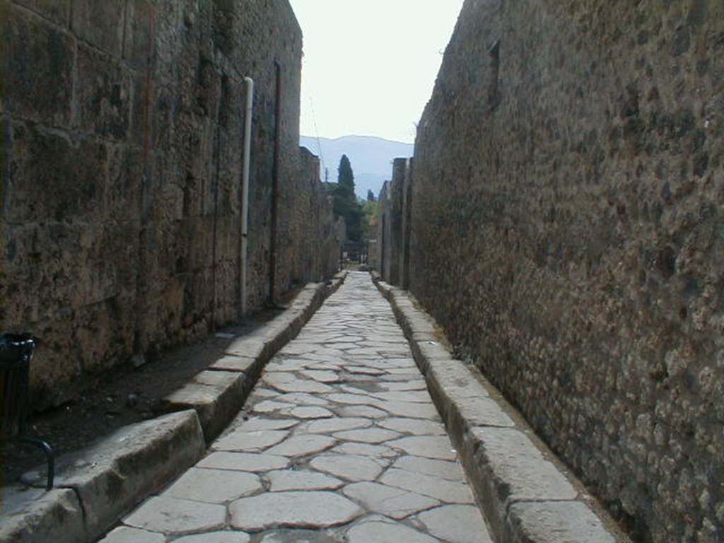I.6 Pompeii. December 2005. Vicolo del Citarista looking south, and side wall of I.4.27, on right.