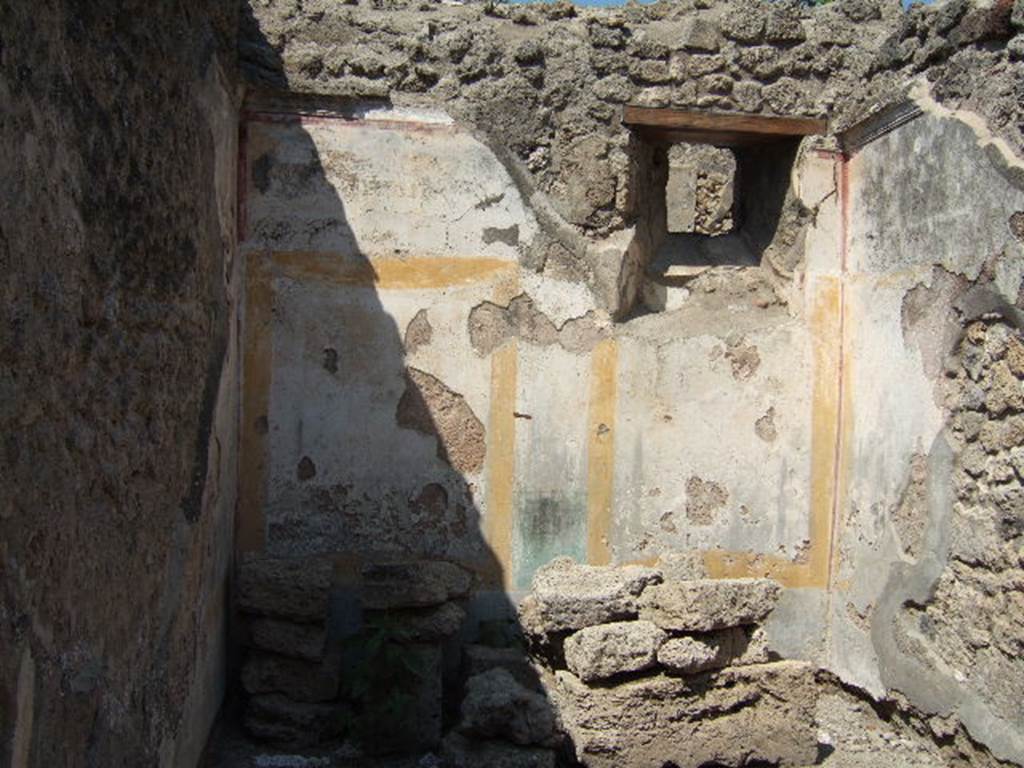 I.5.2 Pompeii. September 2005. North wall of small room with window onto Vicolo del Conciapelle.