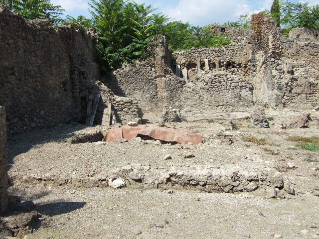 I.5.2 Pompeii. September 2005. Looking north across triclinium, towards west end of north portico.