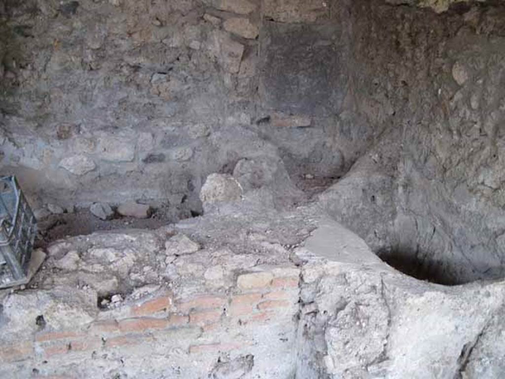 I.5.2 Pompeii. September 2010. Detail from sixth divided compartment.
Photo courtesy of Drew Baker.
