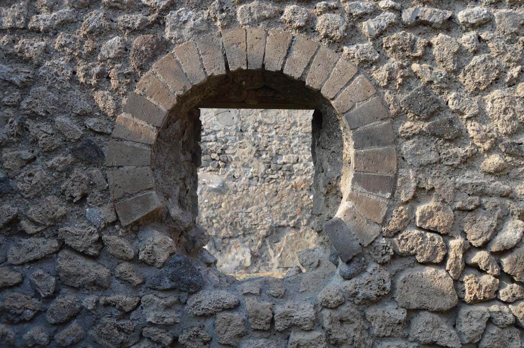 I.5.2 Pompeii. October 2017. Round window in north wall, looking onto Vicolo del Conciapelle.
Foto Taylor Lauritsen, ERC Grant 681269 DÉCOR.

