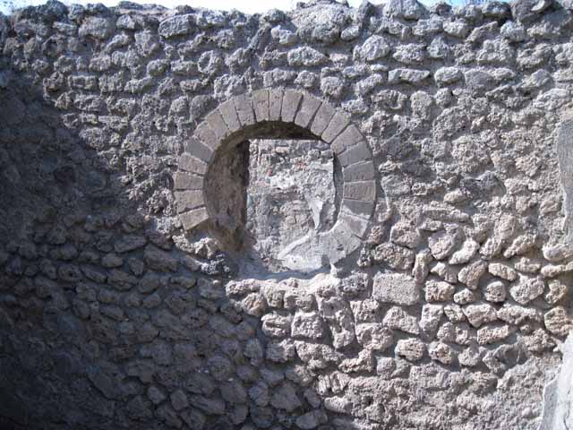 I.5.2 Pompeii. October 2017. Round window in north wall, looking onto Vicolo del Conciapelle.
Foto Taylor Lauritsen, ERC Grant 681269 DÉCOR.
