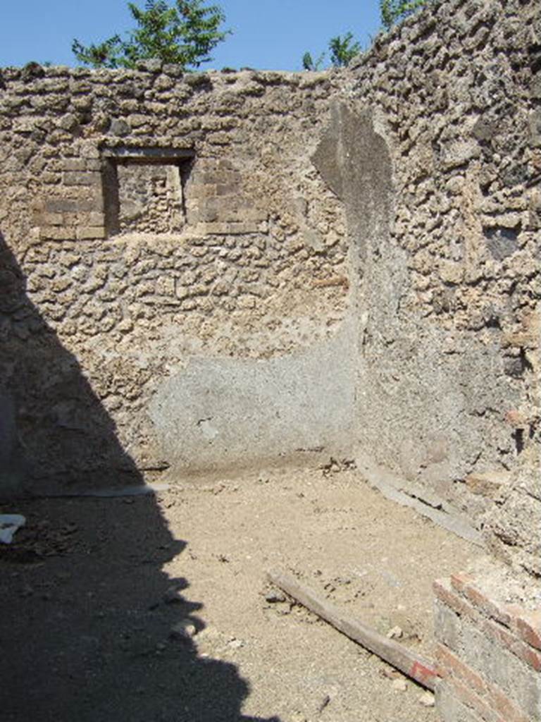 I.5.2 Pompeii. September 2005. Looking east in room on north-east corner of industrial area, possibly used as a dormitory. The window overlooks the Vicolo del Citarista.