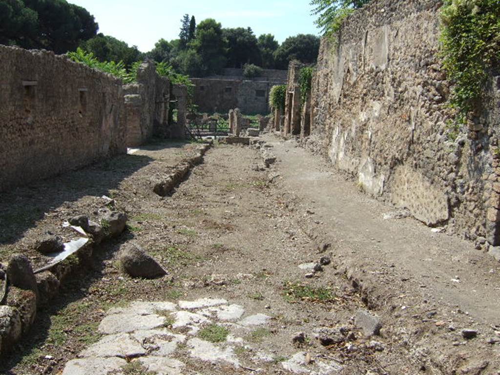 I.5.2 Pompeii, on left. September 2005. Vicolo del Conciapelle looking west.   I.2 on right.