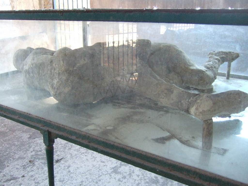 I.6.2 Pompeii. May 2006. Plaster cast of two victims found above the garden area. 
When excavated, one of the fallen lay on her left side, her head was to the east and her legs were to the west, slightly contracted. 
The other lay on her right side with her head on the bosom of the first, with their arms entwined around each other.
See Notizie degli Scavi di Antichit, 1914, Vol. XI, p.262.

