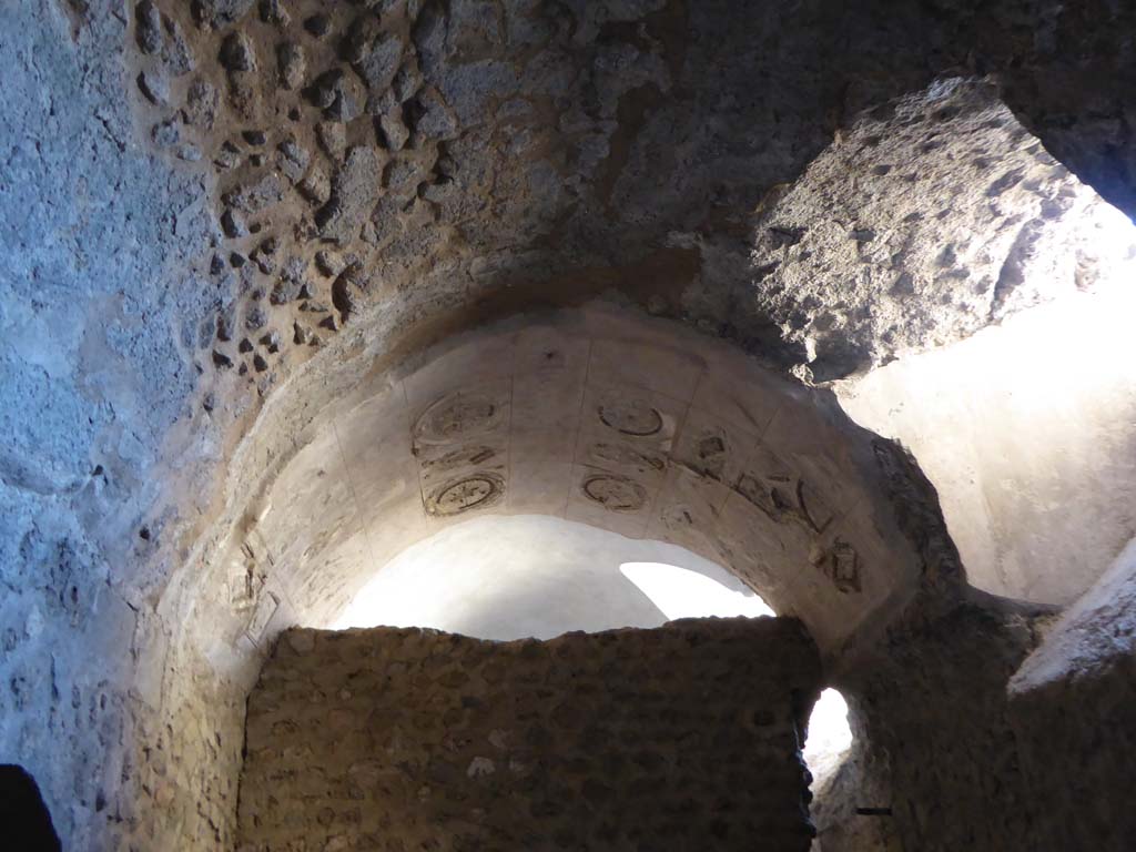 I.6.2 Pompeii. September 2017. Detail of arched ceiling of east wing of cryptoporticus.
Foto Annette Haug, ERC Grant 681269 DCOR.
