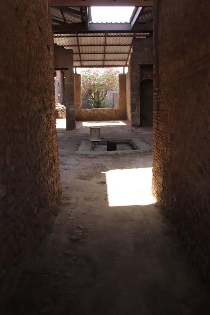 I.6.4 Pompeii. September 2015. Looking south across atrium from entrance doorway.
Foto Annette Haug, ERC Grant 681269 DÉCOR.

