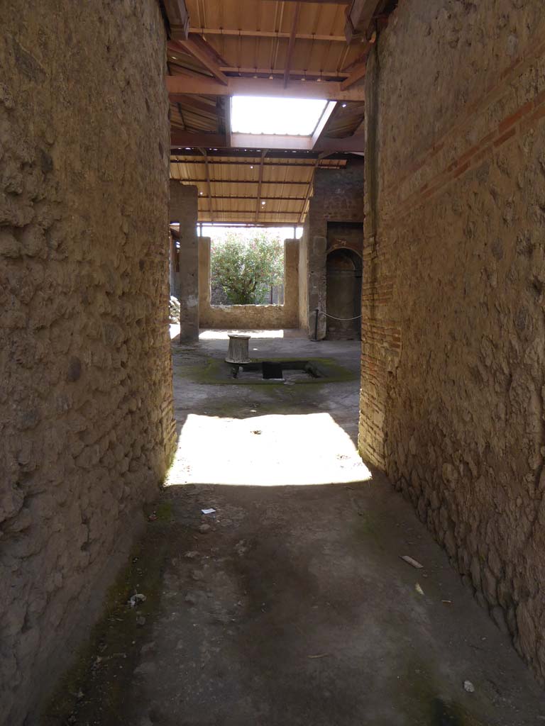 I.6.4 Pompeii. December 2018. 
Looking south across impluvium in atrium, from entrance corridor. Photo courtesy of Aude Durand.
