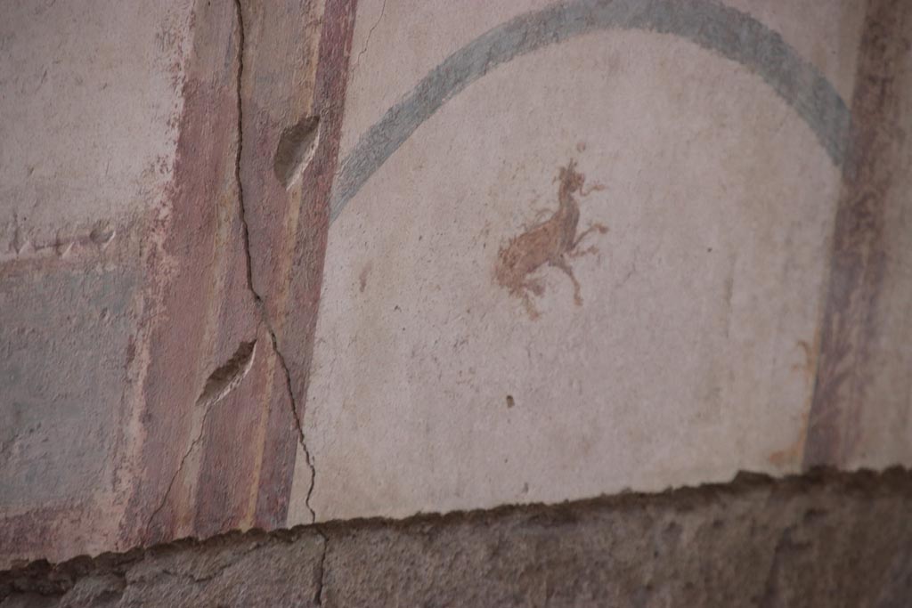 I.6.4 Pompeii. October 2022. Room 6, detail from upper south wall, centre left. Photo courtesy of Klaus Heese. 