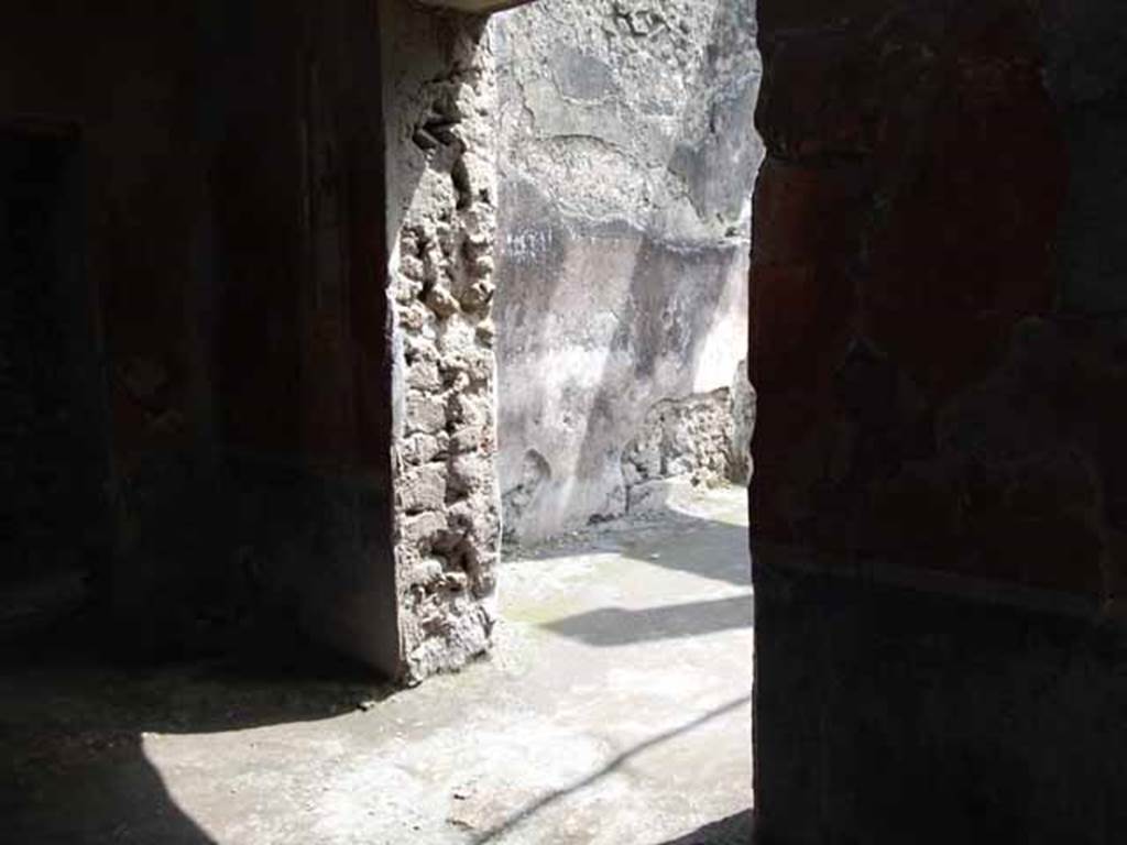 I.6.7 Pompeii. May 2010. Doorway to tablinum in south-east corner of atrium.