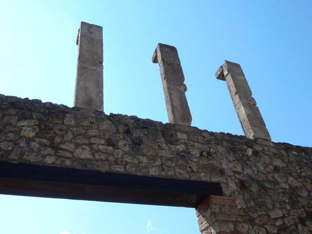 I.6.7 Pompeii. May 2016. South-east corner of tablinum, with remains of upper floor columns. Photo courtesy of Buzz Ferebee.
