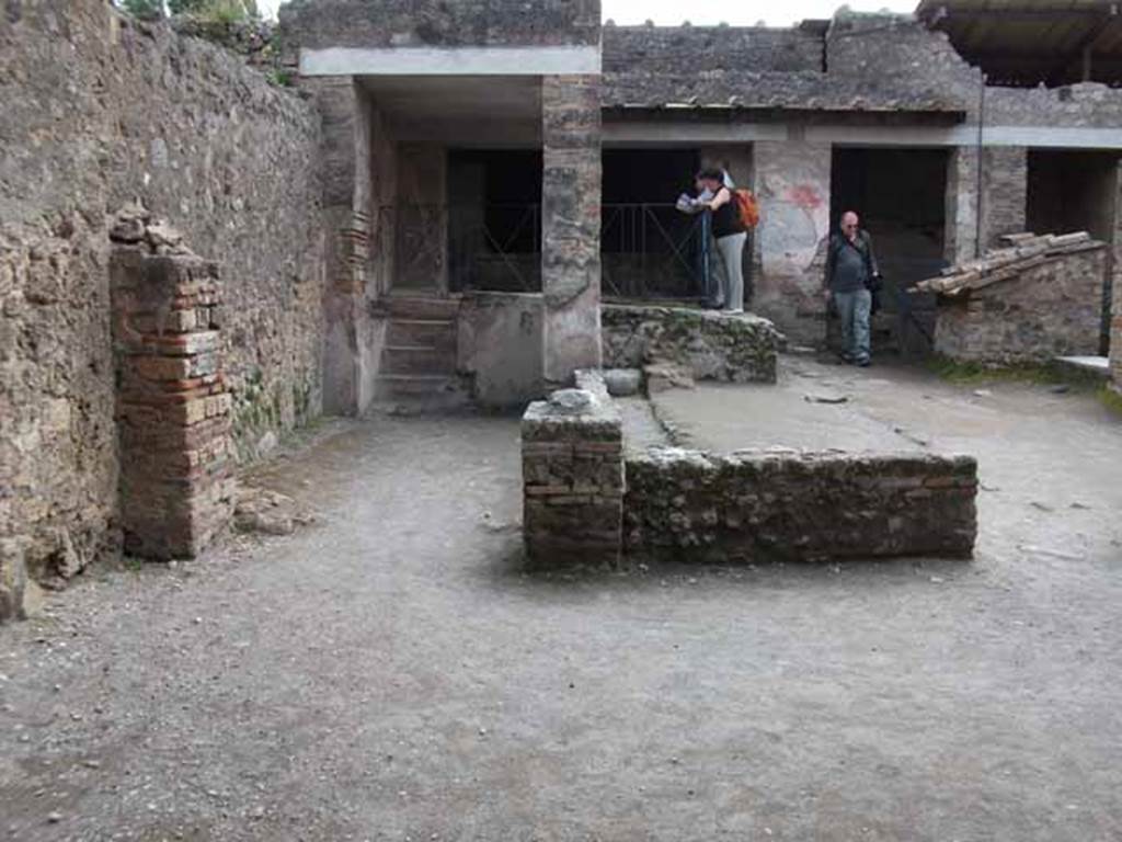 I.6.7 Pompeii. May 2010. Looking south from triclinium to garden area.