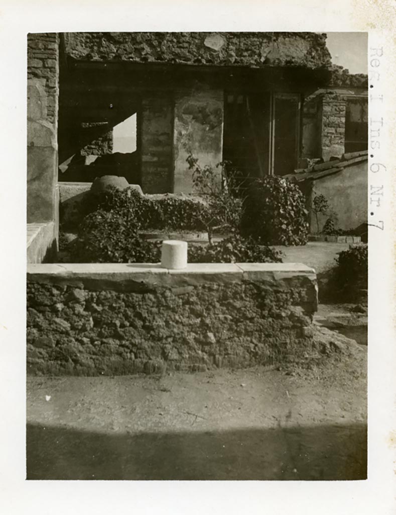 I.6.7 Pompeii. 1937-39. Looking south across garden area.
Photo courtesy of American Academy in Rome, Photographic Archive. 
Warsher collection no. 1856.
