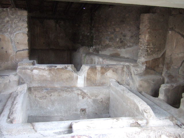 I.6.7 Pompeii. December 2005. Rear interconnecting vat in south east corner of Fullery. Small treading vats are at the side of the middle vat.
