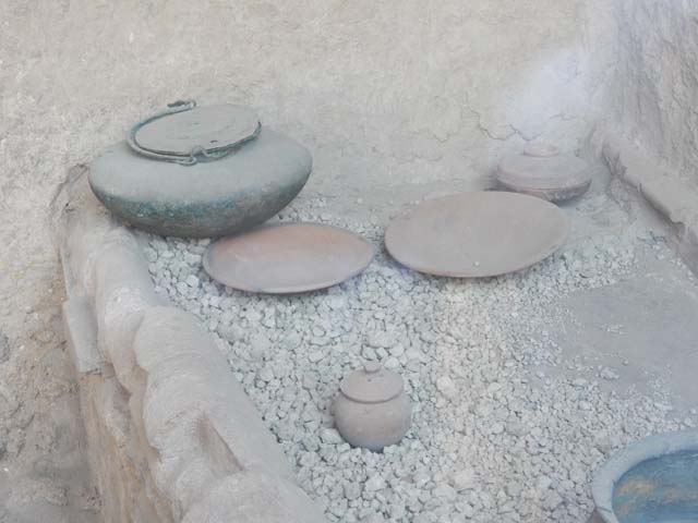 I.6.7 Pompeii. May 2017. Household pots and plates displayed on top of hearth. 
Photo courtesy of Buzz Ferebee.

