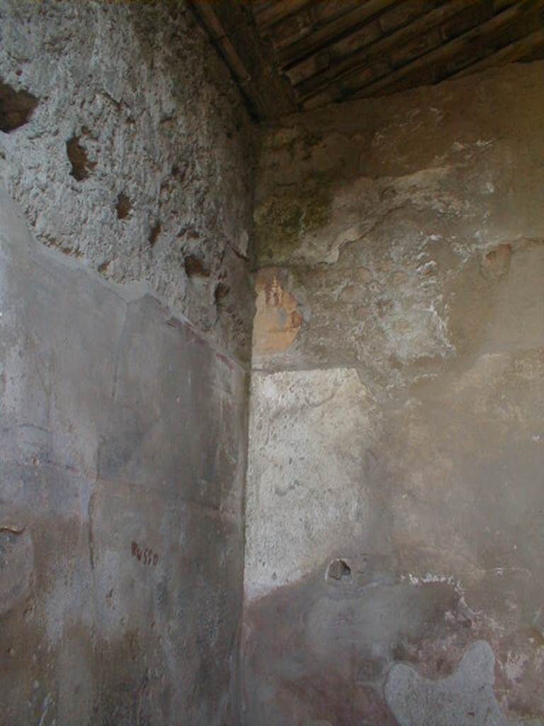 I.6.10 Pompeii. May 2005. South-east corner of rear room.
