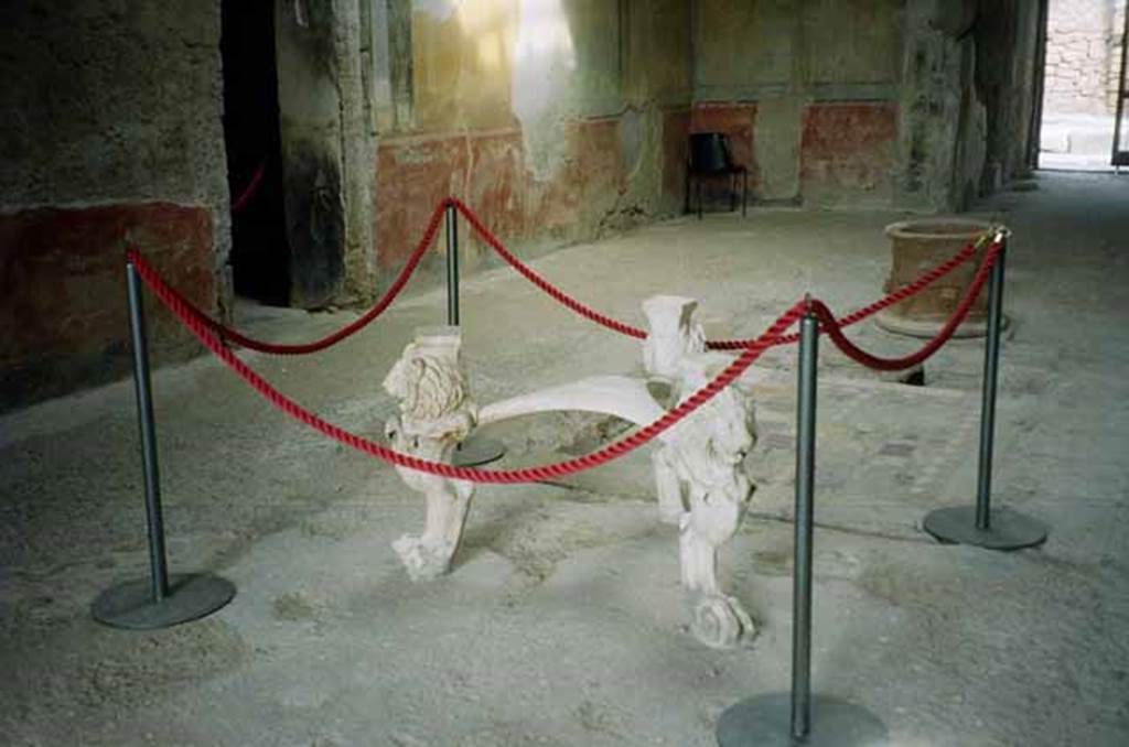 I.6.11 Pompeii. May 2010. Atrium, looking north-west to entrance.  
Impluvium with marble tripod table legs and puteal.  Photo courtesy of Rick Bauer.


