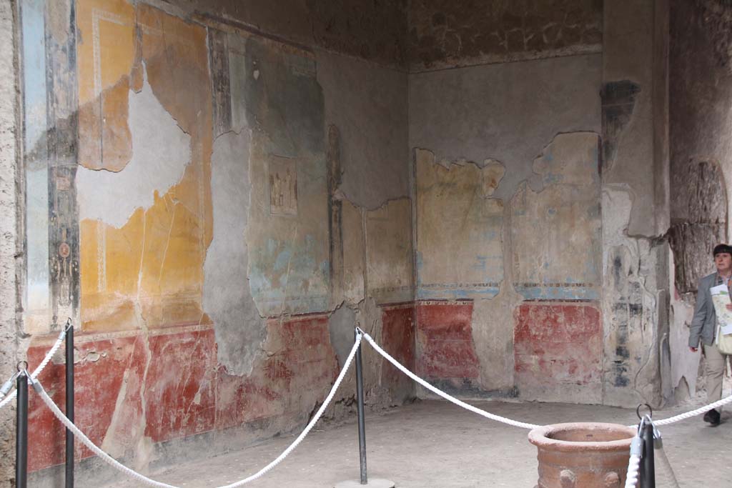 I.6.11 Pompeii. April 2014. Looking towards north-west corner of atrium, with entrance doorway, on right.
Photo courtesy of Klaus Heese.
