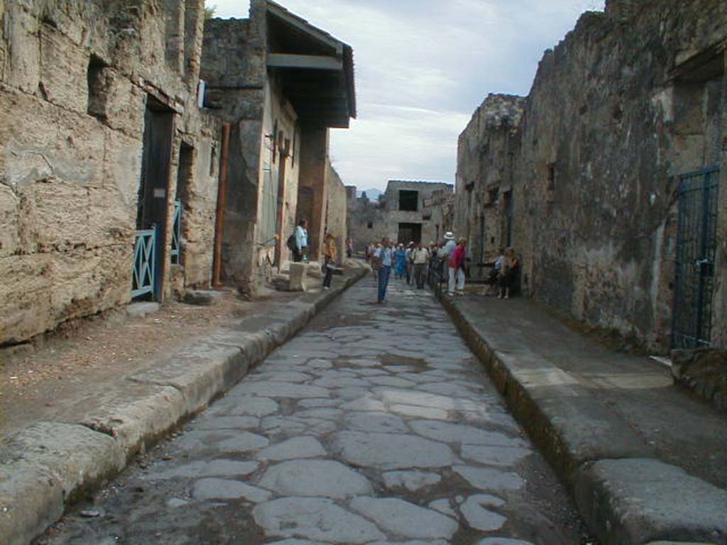 I.6.13 Pompeii, on left. September 2004.                 Vicolo del Menandro, looking east.                              I.10, on right.