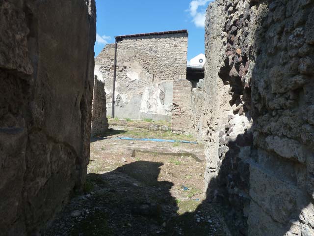 I.6.13 Pompeii. December 2004.  West side looking south, photo taken from rear of I.6.11.

