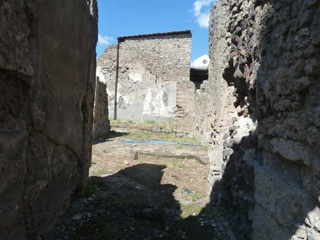 I.6.13 Pompeii. September 2015. Looking north along entrance fauces towards atrium, and tablinum.