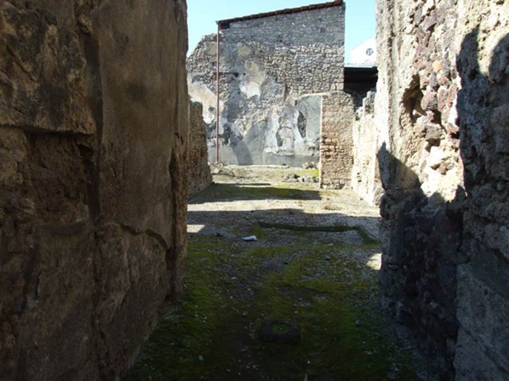 I.6.13 Pompeii.  March 2009.  Looking north along entrance fauces towards atrium, and tablinum.