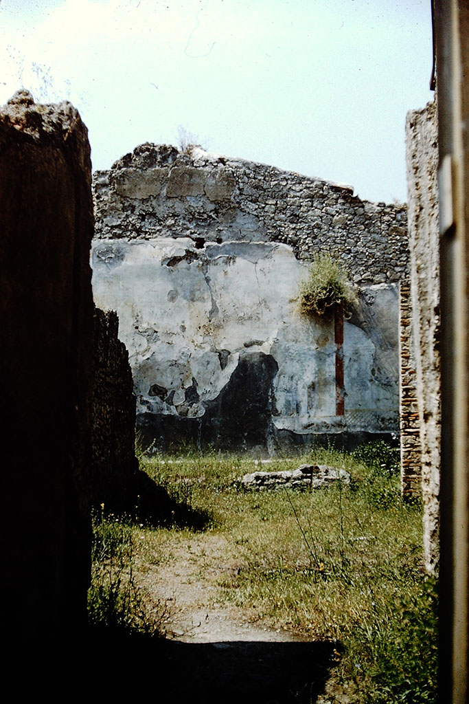 I.6.13 Pompeii. 1961. 
Looking north through tablinum towards rear garden wall with remnants of garden painting. Photo by Stanley A. Jashemski.
Source: The Wilhelmina and Stanley A. Jashemski archive in the University of Maryland Library, Special Collections (See collection page) and made available under the Creative Commons Attribution-Non Commercial License v.4. See Licence and use details.
J59f0133
