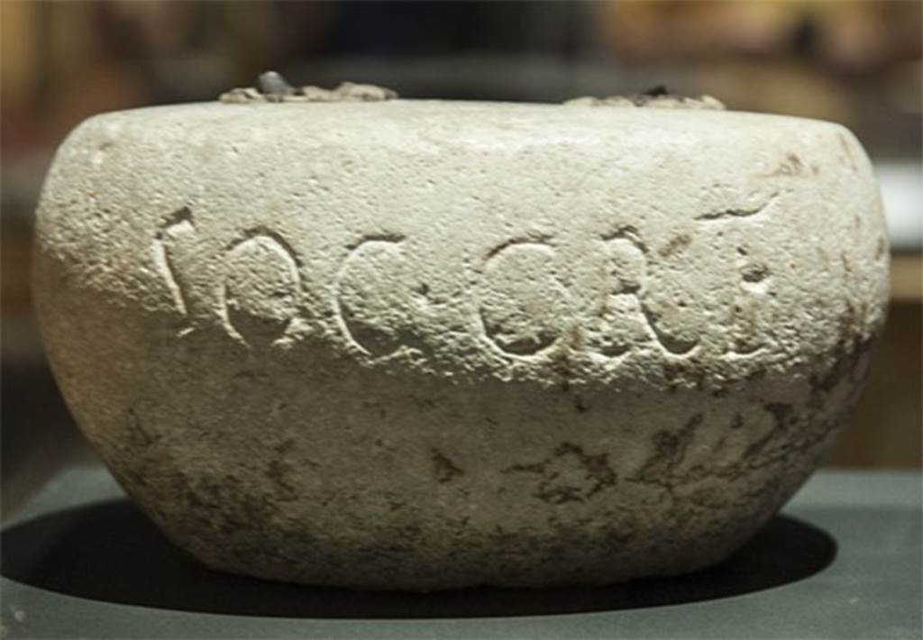 I.6.12 or I.6.13 Pompeii. Round white limestone weight. SAP inventory number 3918.  
According to NdS (1929), this has the inscription SOC CRET on the side and X X on the top.
The location is given as I.6.12.
See Notizie degli Scavi di Antichità, 1929, p. 430.
According to the SANP at the Day in Pompeii exhibition this is from I.6.13.
Photo courtesy of Dan Pater.

