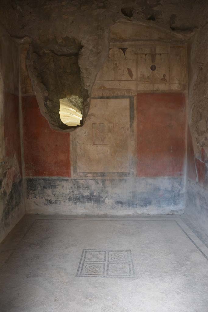 I.6.15 Pompeii. March 2019. Room 11, looking east across flooring with central emblema.    
Foto Annette Haug, ERC Grant 681269 DCOR
