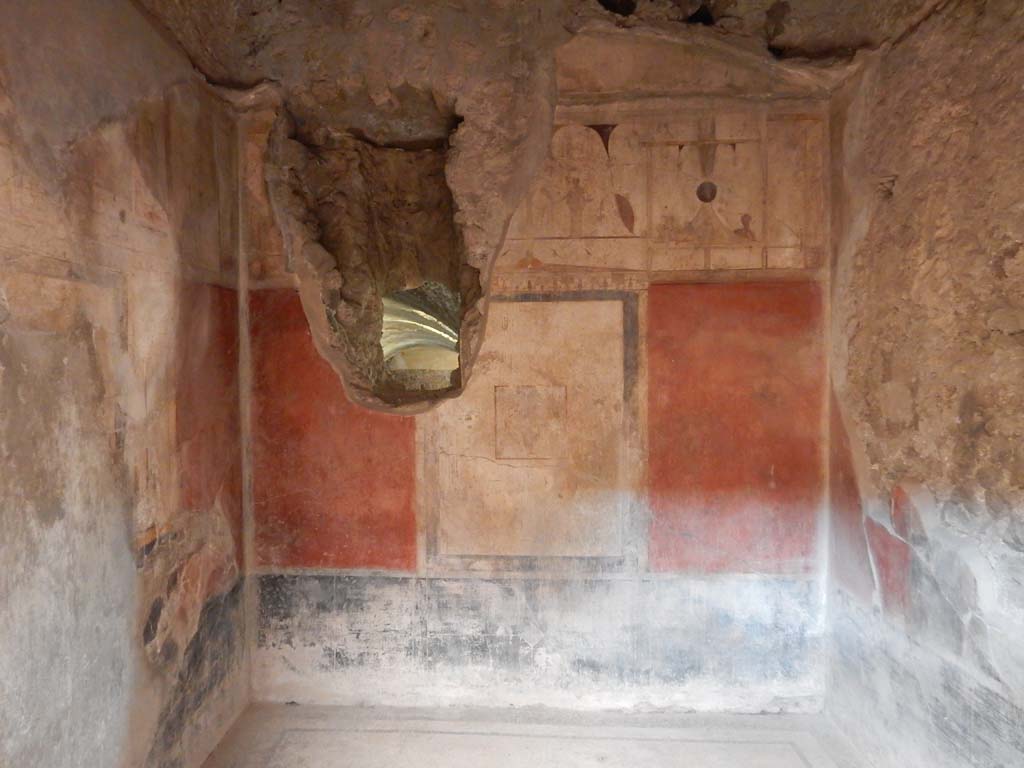 I.6.15 Pompeii. June 2019. Room 11, east wall. Photo courtesy of Buzz Ferebee.