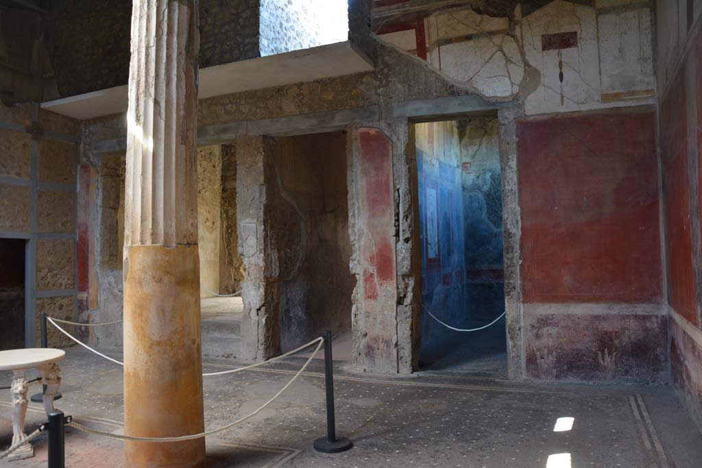 I.6.15 Pompeii. October 2019. 
Room 4, looking towards north side of atrium, with tablinum 6, on left behind pillar, corridor 7, in centre, and room 12, on right.          
Foto Annette Haug, ERC Grant 681269 DCOR

