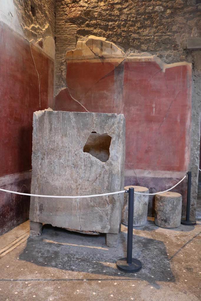 I.6.15 Pompeii. December 2018.  
Room 4, looking towards plaster-cast of cupboard in south-east corner of atrium. 
Photo courtesy of Aude Durand.
