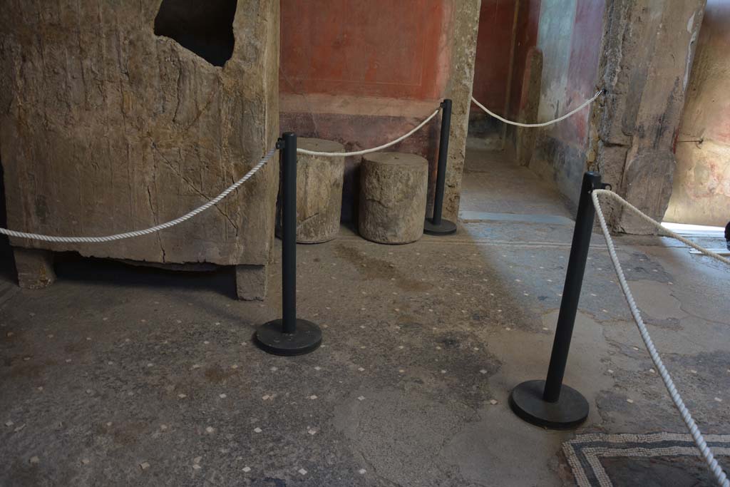 I.6.15 Pompeii. March 2019. Room 4, lower south wall and flooring in south-east corner.
Foto Annette Haug, ERC Grant 681269 DCOR


