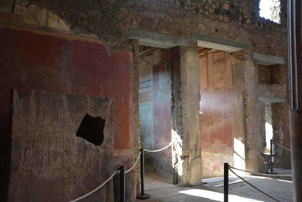 I.6.15 Pompeii. October 2019. Room 4, atrium, looking towards south wall with fauces/entrance corridor, centre right.        
Foto Annette Haug, ERC Grant 681269 DCOR

