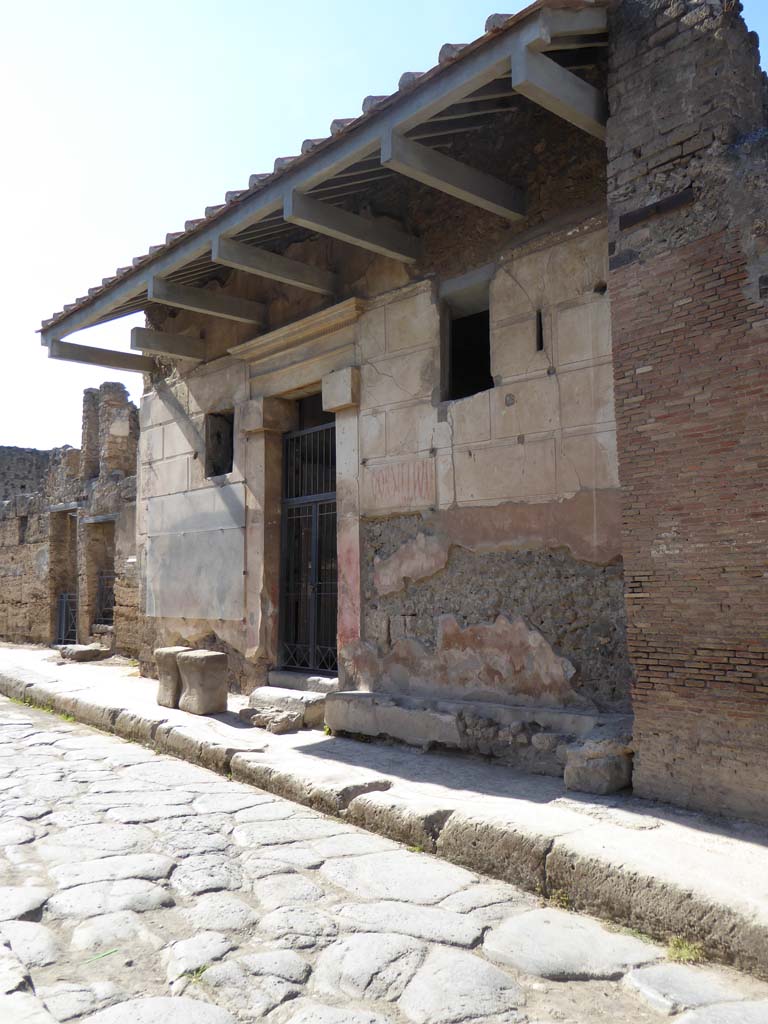 I.6.15 Pompeii. September 2018. Looking west towards entrance on Vicolo del Menandro.          
Foto Annette Haug, ERC Grant 681269 DÉCOR
