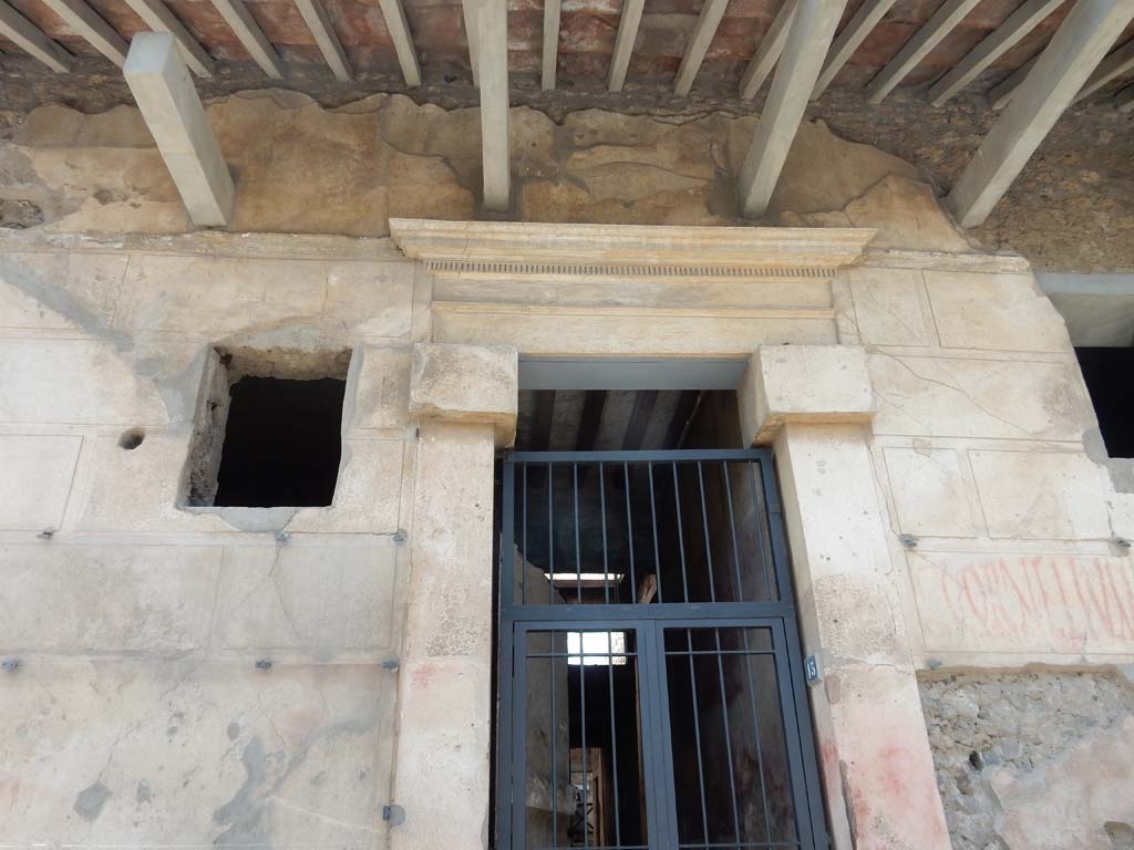 I.6.15 Pompeii. June 2019. Detail of entrance facade. Photo courtesy of Buzz Ferebee.