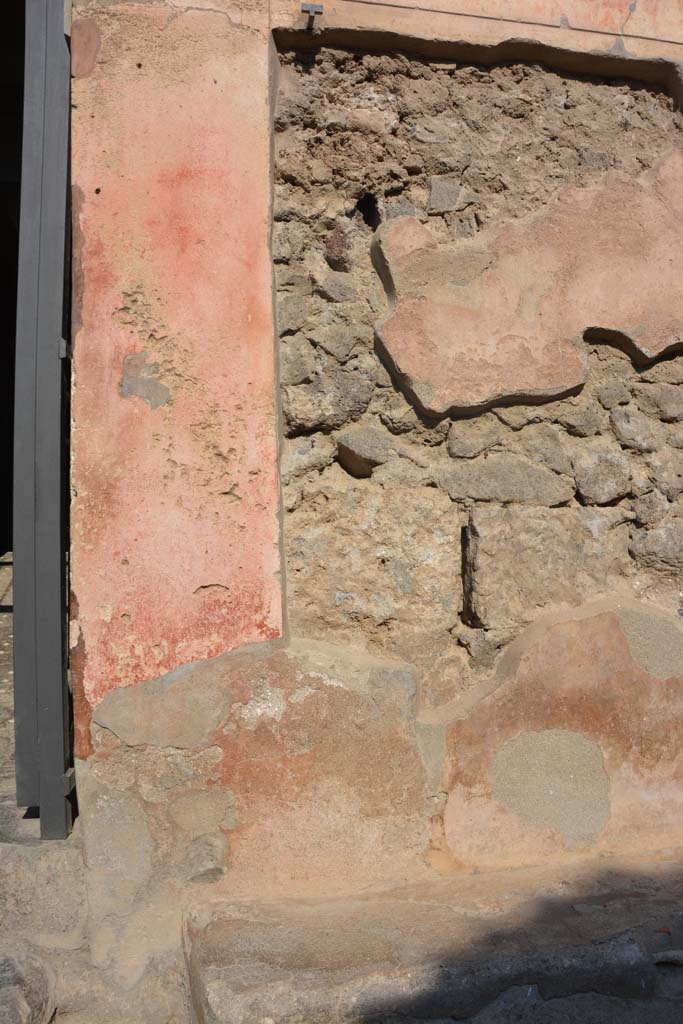 I.6.15 Pompeii. March 2019. Detail of lower front façade on east (right) side of entrance doorway.               
Foto Annette Haug, ERC Grant 681269 DÉCOR
