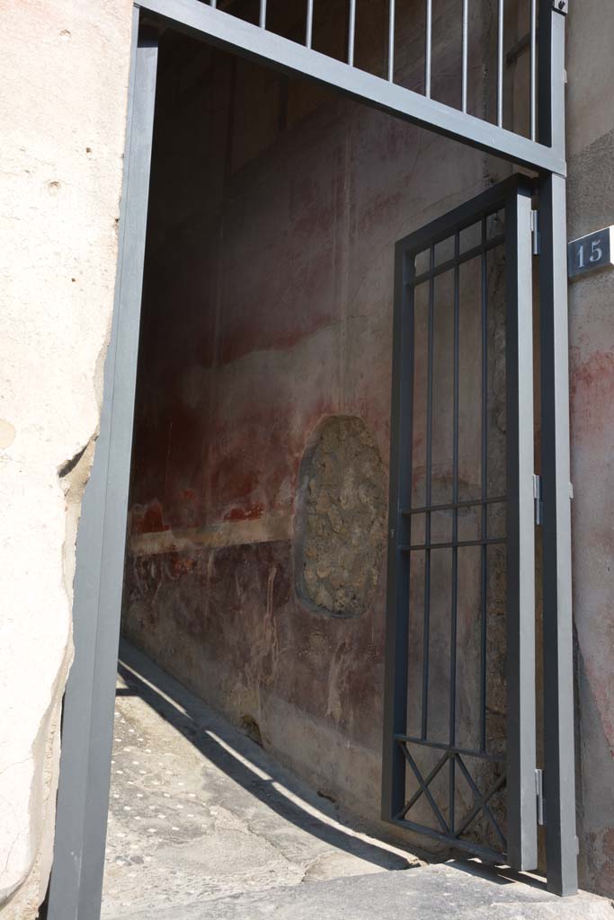 I.6.15 Pompeii. March 2019. East side of entrance doorway.            
Foto Annette Haug, ERC Grant 681269 DCOR
