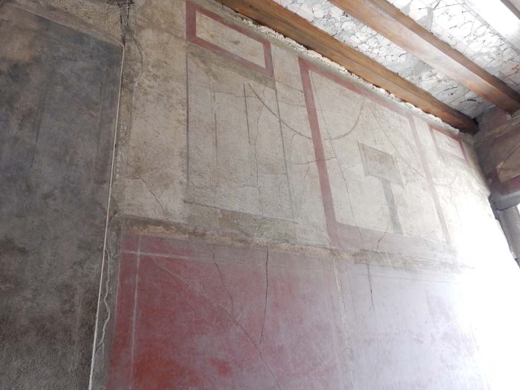 I.6.15 Pompeii. June 2019. Entrance corridor/fauces. Looking south along east wall.
Photo courtesy of Buzz Ferebee.