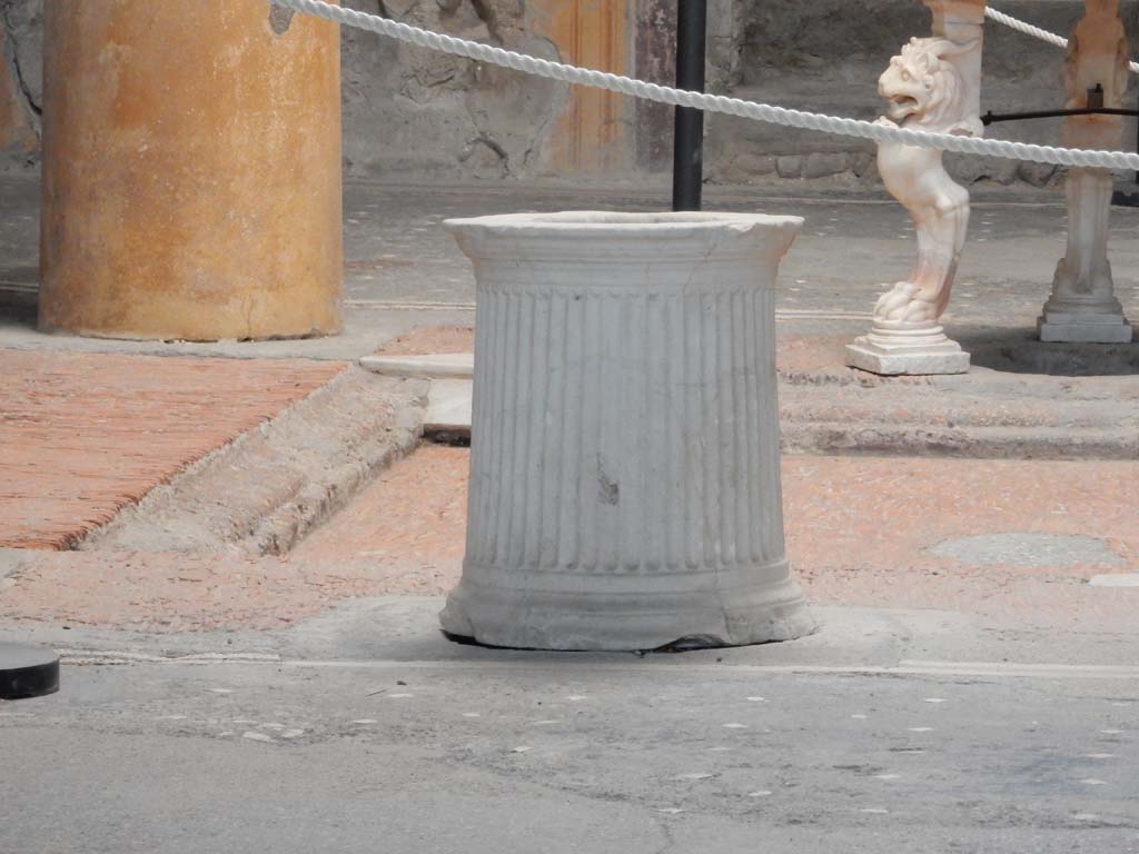 I.6.15 Pompeii. June 2019. Room 4, puteal on south side of impluvium in atrium. 
Photo courtesy of Buzz Ferebee
