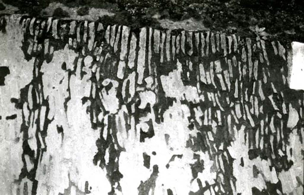 I.6.15 Pompeii. 1976. Casa dei Ceii or di Fabio e Tyranno, impluvium border, potsherds on edge.  Photo courtesy of Anne Laidlaw.
American Academy in Rome, Photographic Archive. Laidlaw collection _P_76_3_25. 

