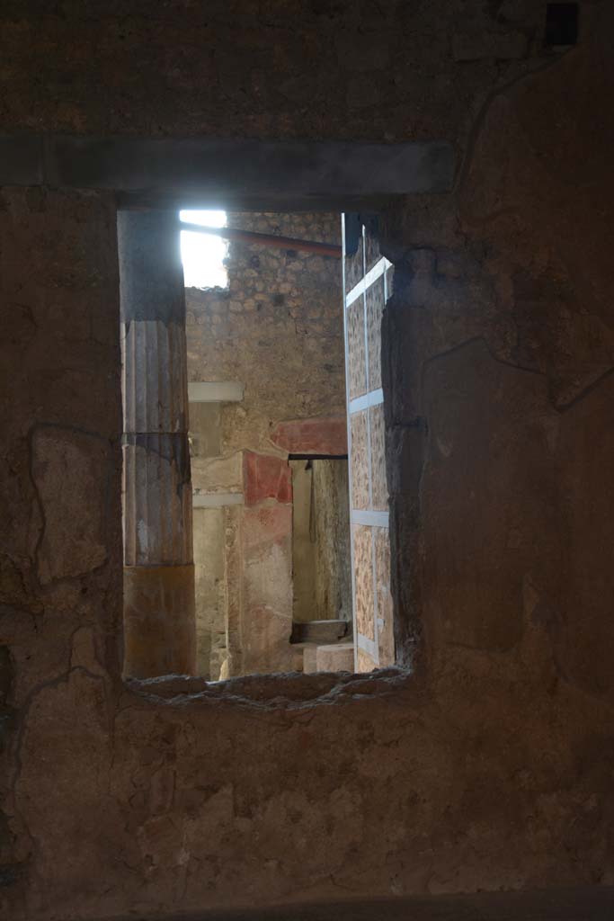 I.6.15 Pompeii. March 2019. Room 6, looking south through window into atrium 4.
Foto Annette Haug, ERC Grant 681269 DCOR
