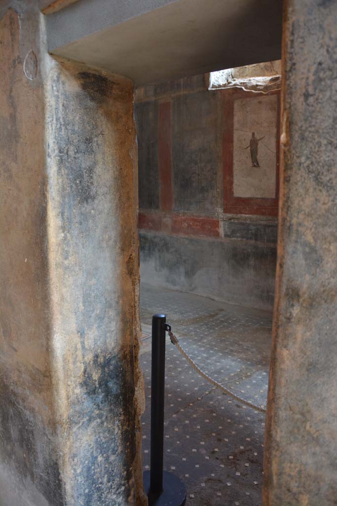I.6.15 Pompeii. March 2019. 
Corridor 7, looking north-east through doorway in east wall of corridor, into room 12, triclinium.   
Foto Annette Haug, ERC Grant 681269 DCOR
