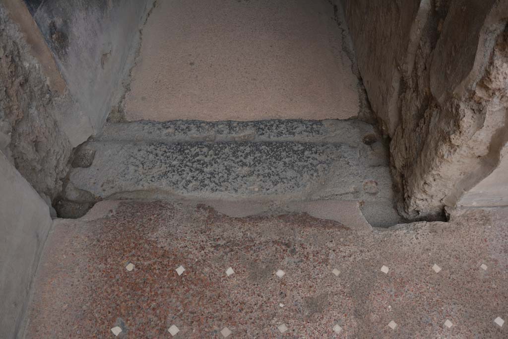 I.6.15 Pompeii. March 2019. Corridor 7, threshold of doorway at north end, looking from south portico.  
Foto Annette Haug, ERC Grant 681269 DCOR
