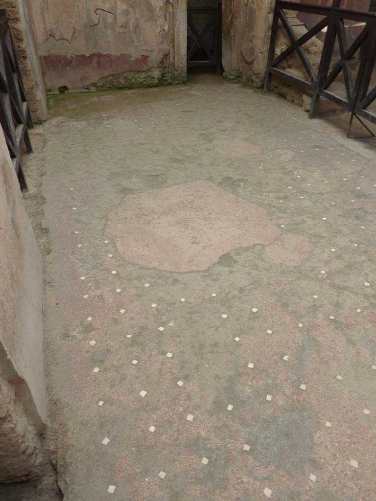 I.6.15 Pompeii. October 2014. Looking west across flooring of south portico.    
Foto Annette Haug, ERC Grant 681269 DÉCOR
