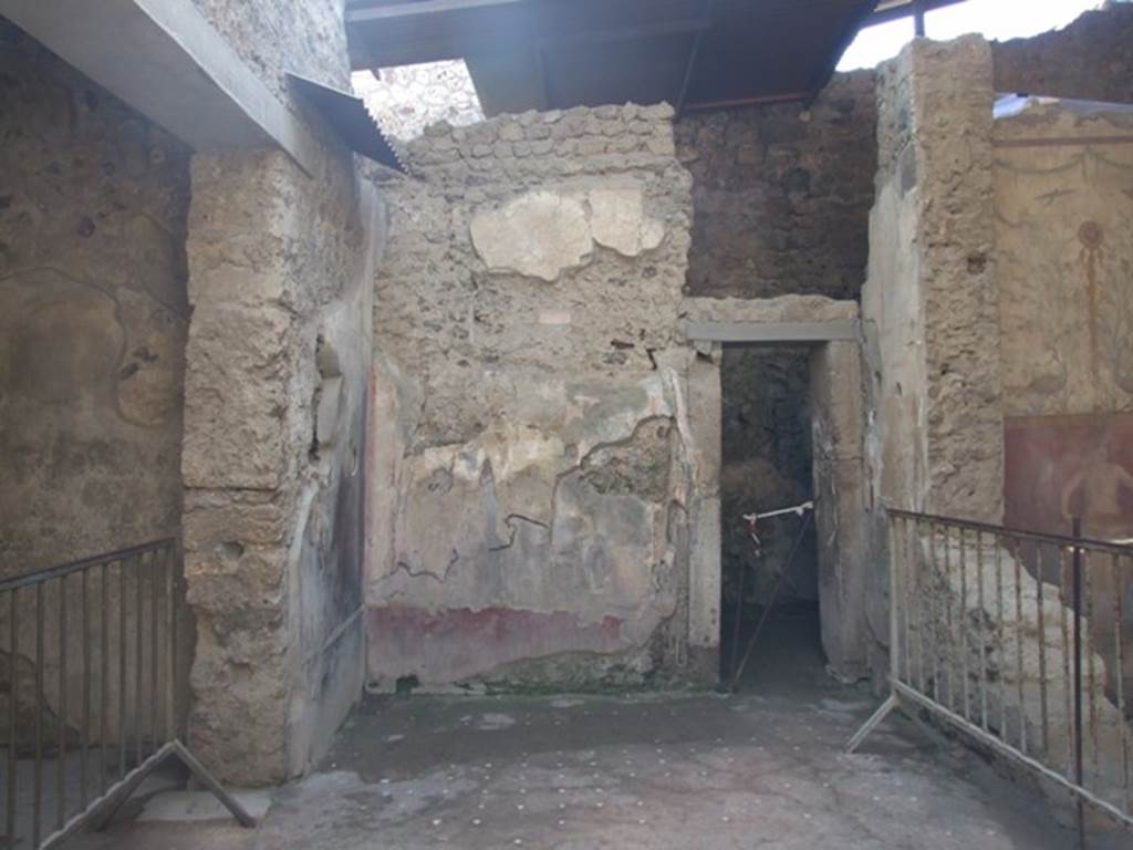 .6.15 Pompeii. March 2009. Looking west across south portico at rear of tablinum, to doorway to room 8.
