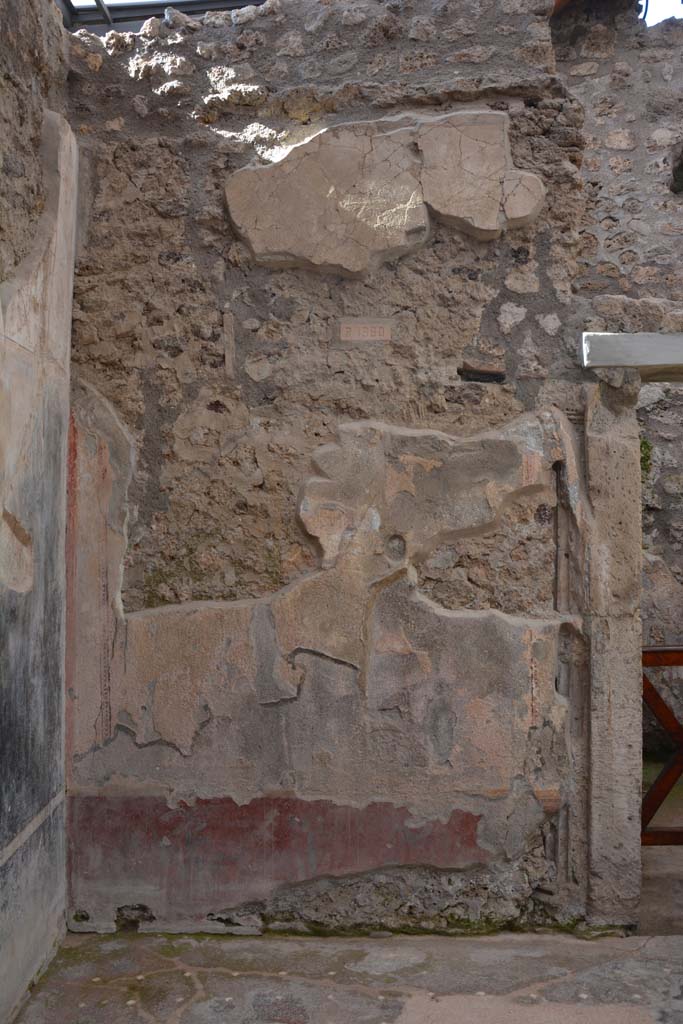 I.6.15 Pompeii. March 2019. West wall of south portico, on south side of doorway to room 8. 
Foto Annette Haug, ERC Grant 681269 DÉCOR

