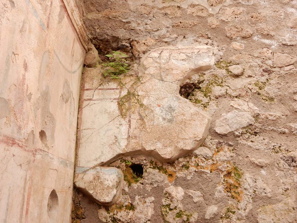 I.6.15 Pompeii. June 2019. Room 8, upper south-west corner and west wall. Photo courtesy of Buzz Ferebee.